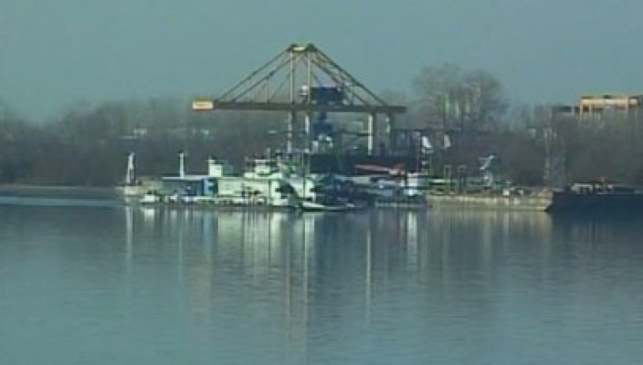 O ambarcaţiune încărcată cu 735 de tone de cereale a rămas blocată pe Dunăre. Video